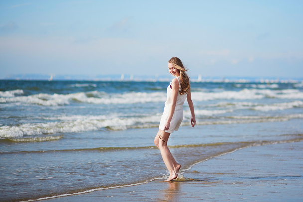 Young woman enjoying her vacation by sea - 写真・画像