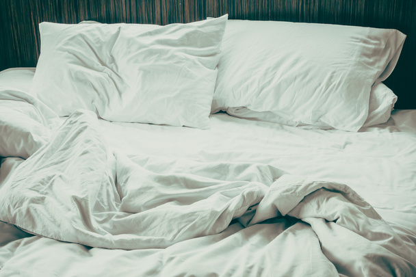 fehér párnák az ágyon - Fotó, kép
