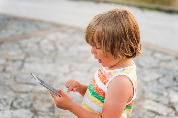 Schattige kleine jongen spelen met tablet pc - Foto, afbeelding