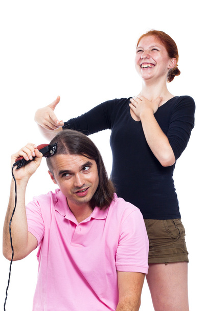 Homem raspando seu cabelo e mulher rindo dele
 - Foto, Imagem