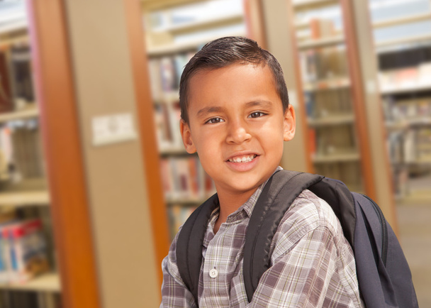 Hispán diák fiú a hátizsák a könyvtárban - Fotó, kép