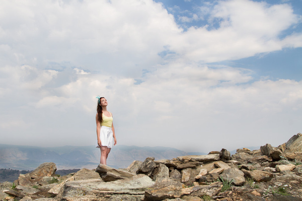 Menina bonita de pé em uma alta montanha no fundo do Lago Baikal
 - Foto, Imagem