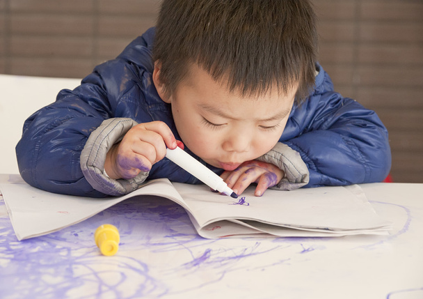 симпатичный ребенок рисует на столе
 - Фото, изображение