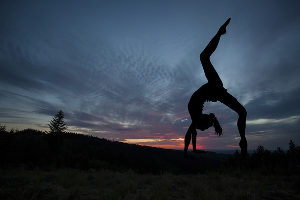 Praticante di yoga durante il sole
 - Foto, immagini
