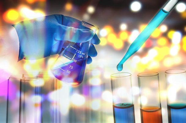 Dubbele blootstelling van wetenschapper hand hebt laboratorium test tube - Foto, afbeelding
