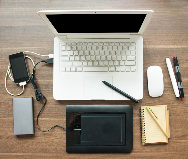 Area di lavoro con computer portatile e attrezzature per la sincronizzazione
 - Foto, immagini