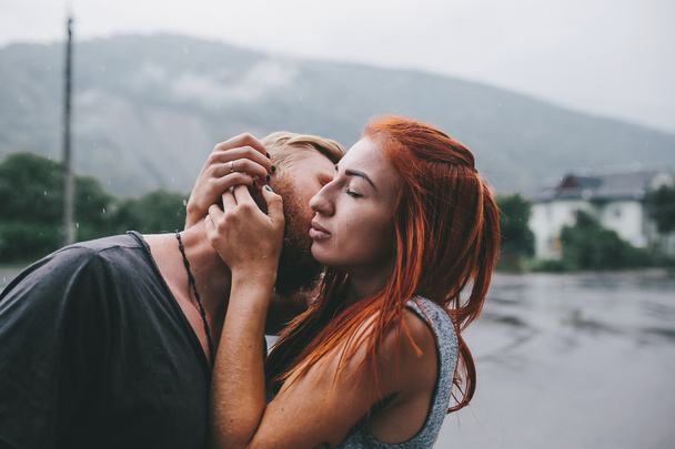 hermosa pareja abrazándose en la lluvia
 - Foto, imagen