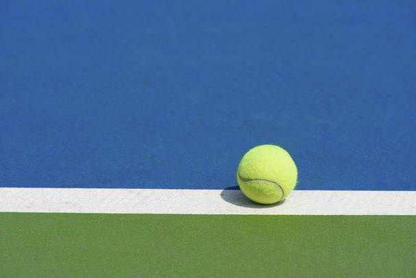 tennis ball on the court - Foto, afbeelding