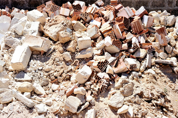 Décombres et débris de murs de briques en raison de la démolition du bâtiment
 - Photo, image