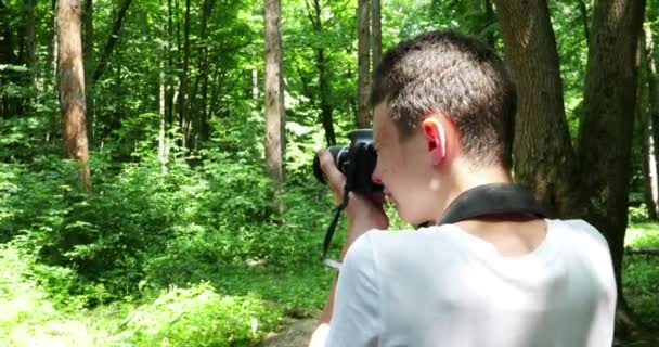 Adolescente en área salvaje tomando foto
 - Metraje, vídeo