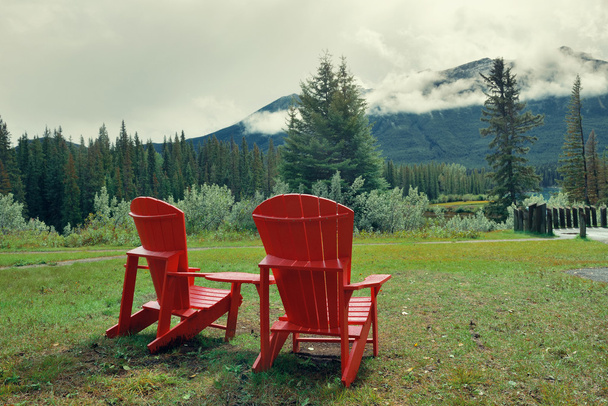 Червоні стільці в національному парку Банфф - Фото, зображення