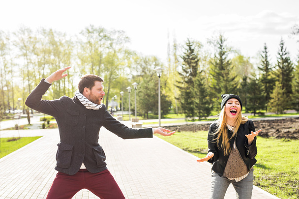 Joven pareja feliz riendo.Hombre y mujer jugueteando en el parque
 - Foto, Imagen