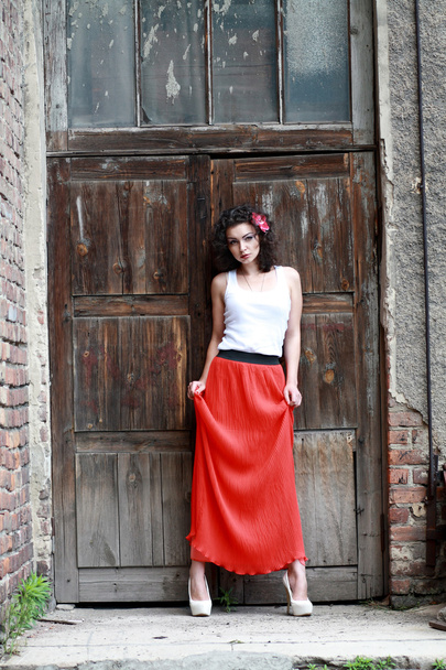 fashion model in white top and red skirt - Foto, Imagem
