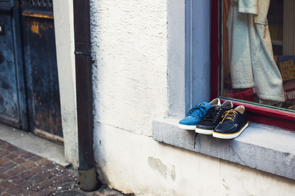 Chaussures sur le rebord de la fenêtre du magasin
 - Photo, image
