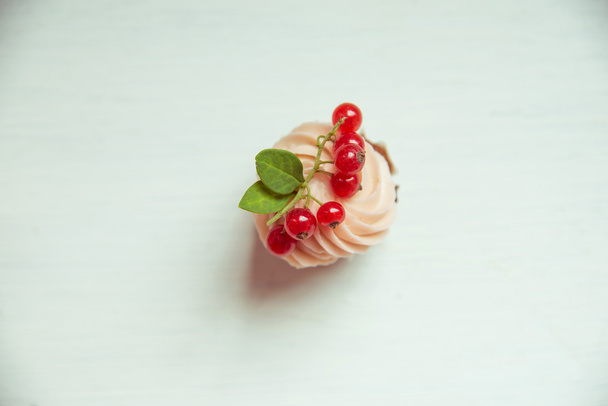 muffin με κρέμα και κόκκινα φραγκοστάφυλα. Κέικ με κρέμα και κόκκινα Νομ - Φωτογραφία, εικόνα