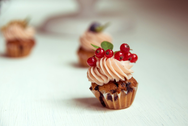 Muffins mit Blaubeeren, Johannisbeeren und Preiselbeeren. Cupcakes mit Witz - Foto, Bild