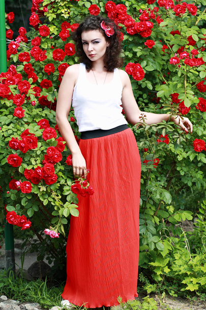 fashion model posing near flowers  - Foto, imagen