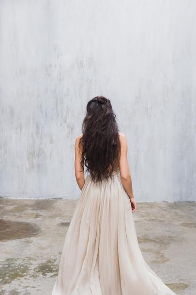Νύφη σε ένα κομψό φόρεμα από μετάξι - Φωτογραφία, εικόνα