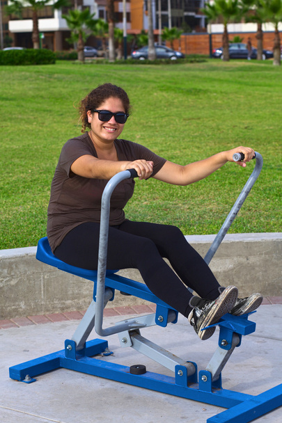 mujer joven haciendo ejercicio al aire libre - Foto, Imagen