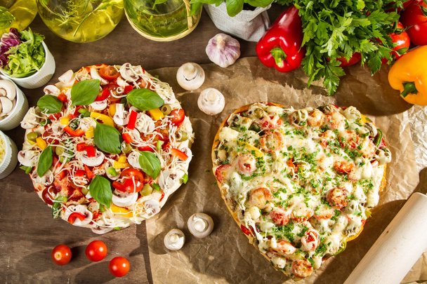Gebackene herzförmige Pizza - Foto, Bild