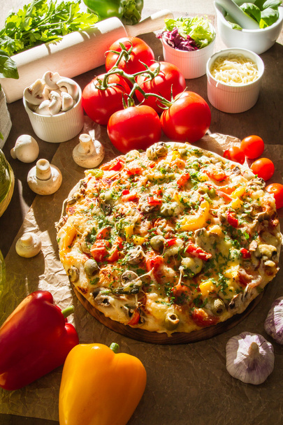 Pizza and fresh tomatoes with other vegetables - Foto, Imagem