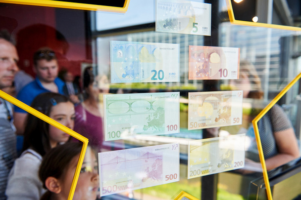  Pessoas que admiram todas as notas de euro da União Europeia
 - Foto, Imagem