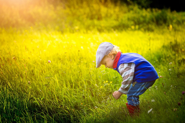 Кавказький хлопчика і зелений пейзаж - Фото, зображення