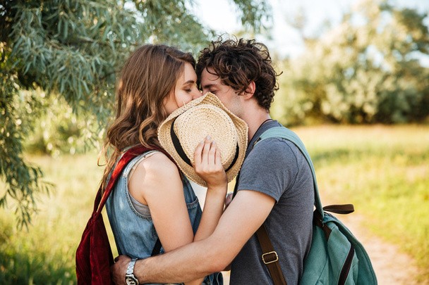 Couple amoureux embrasser avec leurs yeux fermés dans la forêt
 - Photo, image