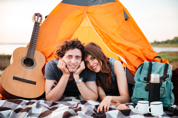 Happy young couple camping on the beach - Φωτογραφία, εικόνα