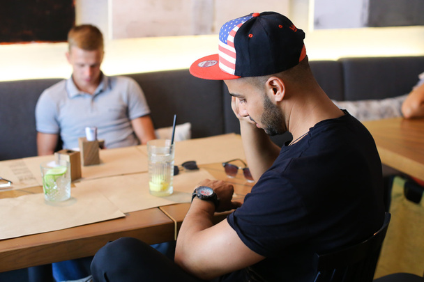 Amigos varones en la charla café discutir con la tecnología tableta del teléfono
 - Foto, imagen