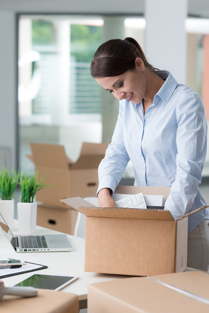 Business woman unpacking in her new office - Foto, Imagem