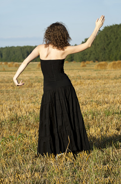 Girl posing on the field - Foto, imagen