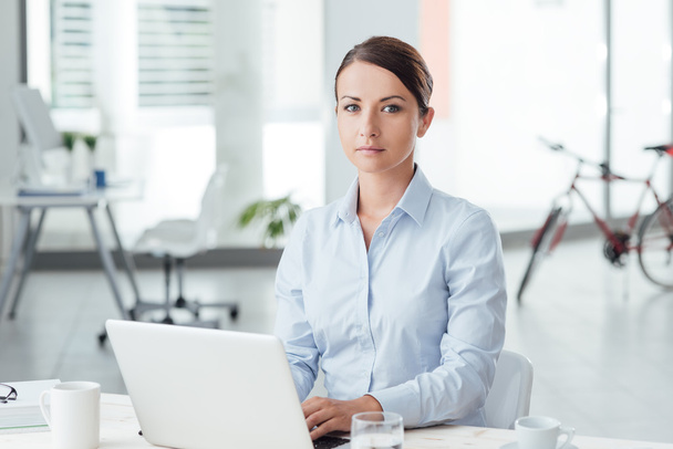 woman working at office desk - Photo, Image