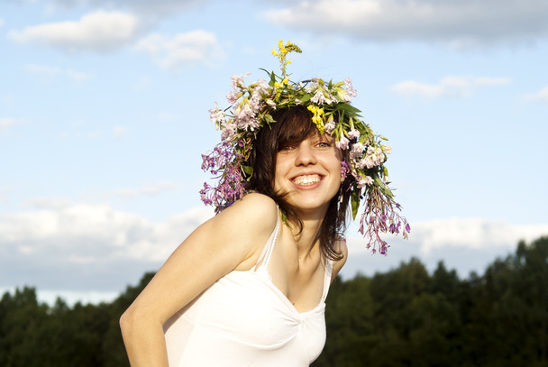 Girl with a wreath on his head - Foto, imagen