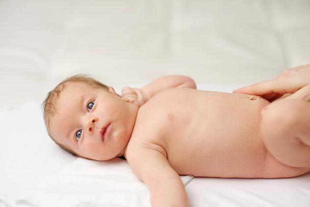 pasgeboren baby massage - Foto, afbeelding