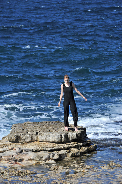 hermosa joven modelo de moda posando sobre las rocas con bonito vestido
 - Foto, Imagen