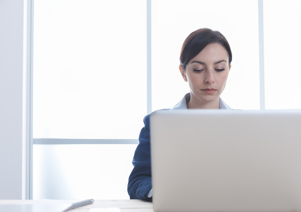  Geschäftsfrau arbeitet und tippt auf einem Laptop - Foto, Bild