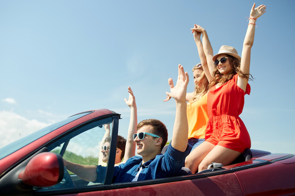 Счастливые друзья ездят на даче на машине в косоворотке
 - Фото, изображение