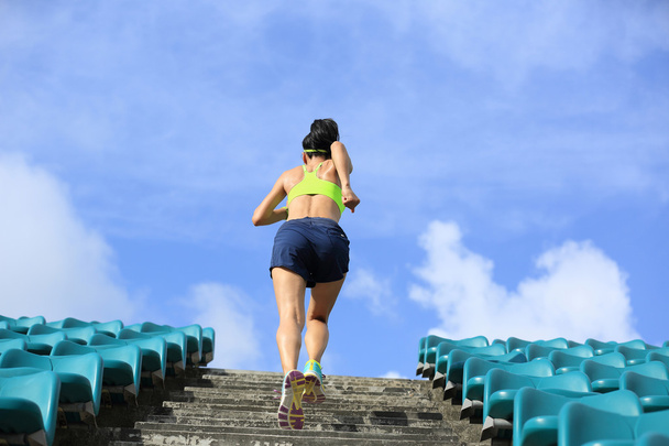 atleta corriendo por las escaleras
 - Foto, imagen