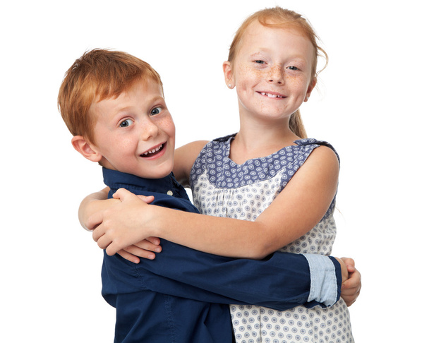 Cute redhead broer en zus zijn knuffelen - Foto, afbeelding