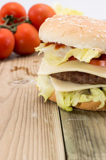 Cheeseburger duplo com ingredientes
 - Foto, Imagem