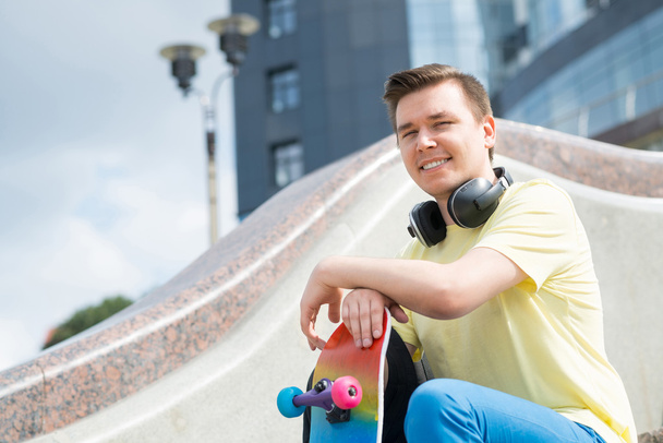 young man with skateboard - Fotografie, Obrázek