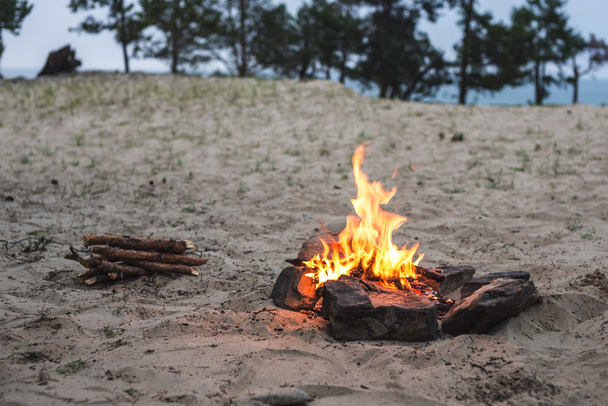 Campfire παραλία δίπλα στη λίμνη με άμμο παραλία. - Φωτογραφία, εικόνα