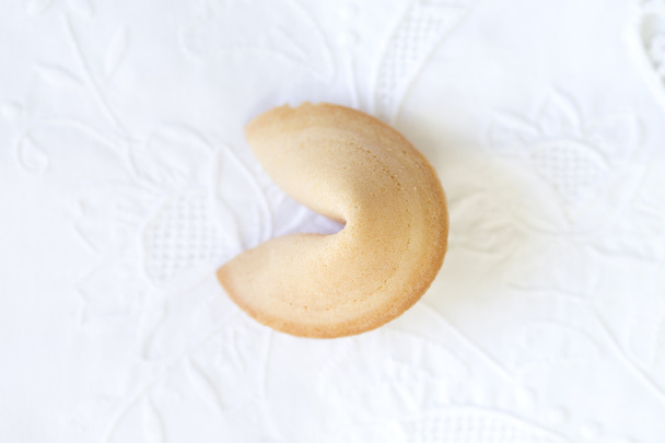 Foto de um biscoito da sorte isolado
 - Foto, Imagem