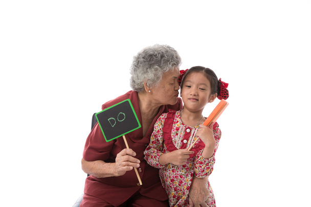 Abuela con la nieta sobrina posando en el tablero hacer y don
 - Foto, Imagen