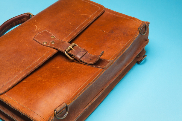 Porte-documents en cuir vintage marron avec bracelet et boucle en laiton
 - Photo, image