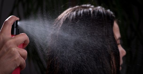 Γυναικείο κομμωτήριο εφαρμόζοντας σπρέι για τα μαλλιά του πελάτη. Γυναικεία haird - Φωτογραφία, εικόνα