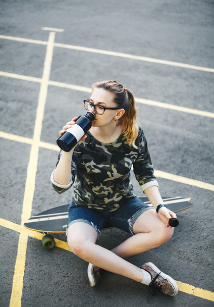 Girl drinks water from bottle - Zdjęcie, obraz