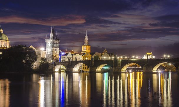 プラハのヴルタヴァ川上の橋の夕暮れ - 写真・画像