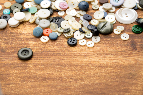Conjunto de botões vintage na mesa de madeira velha
 - Foto, Imagem